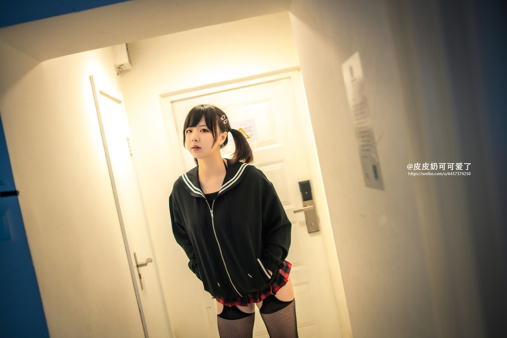 从厂妹到 C 圈顶流！肉感女神皮皮奶的逆袭封神之路