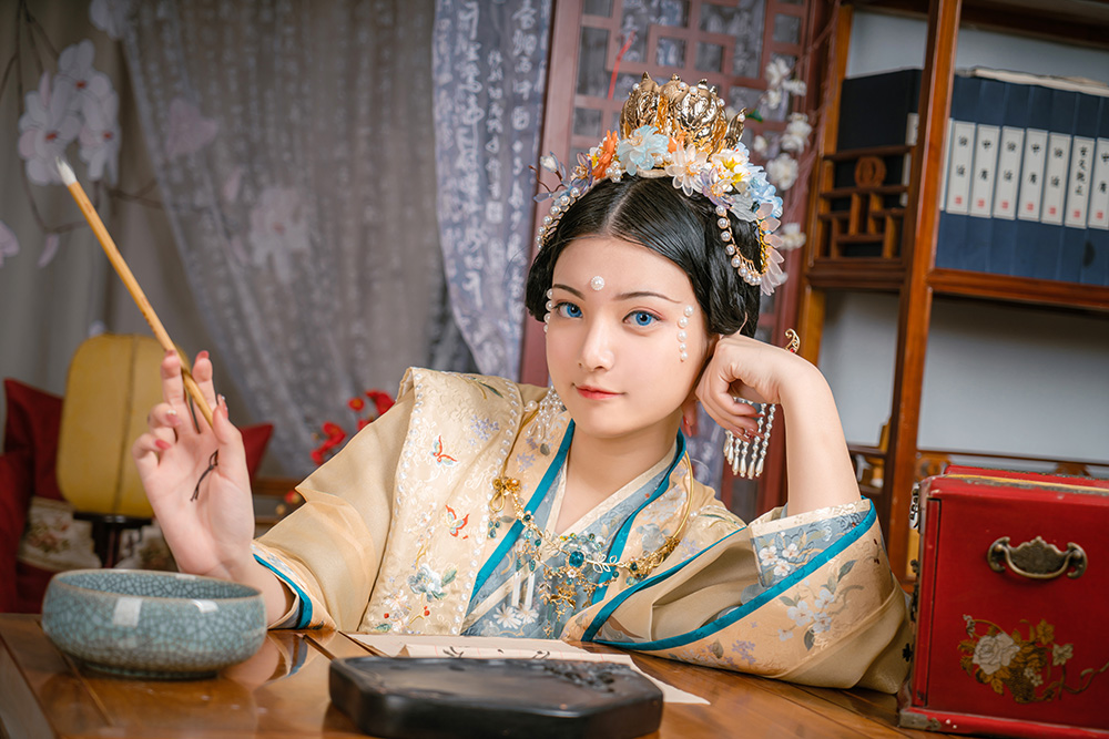 从素人到百万粉丝！00 后Coser如何靠 “神仙还原” 火出圈？许枳的逆袭故事太绝了