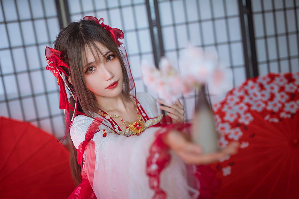 破壁次元的璀璨光芒：人气 Coser 妖君白研的绮幻之旅
