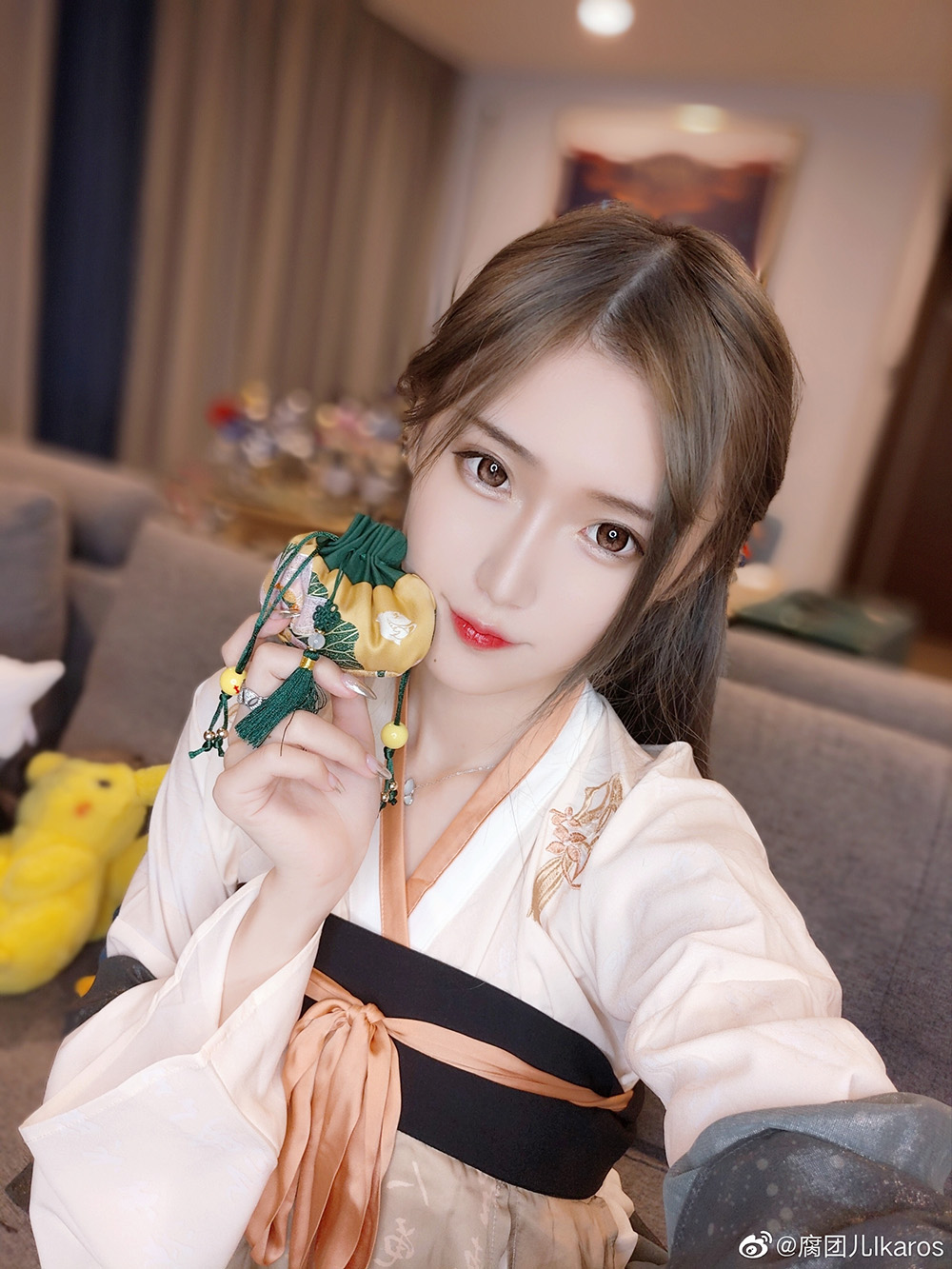 腐团儿Ikaros：从电竞直播间到顶流 coser 的破圈传奇！让 488 万粉丝疯狂