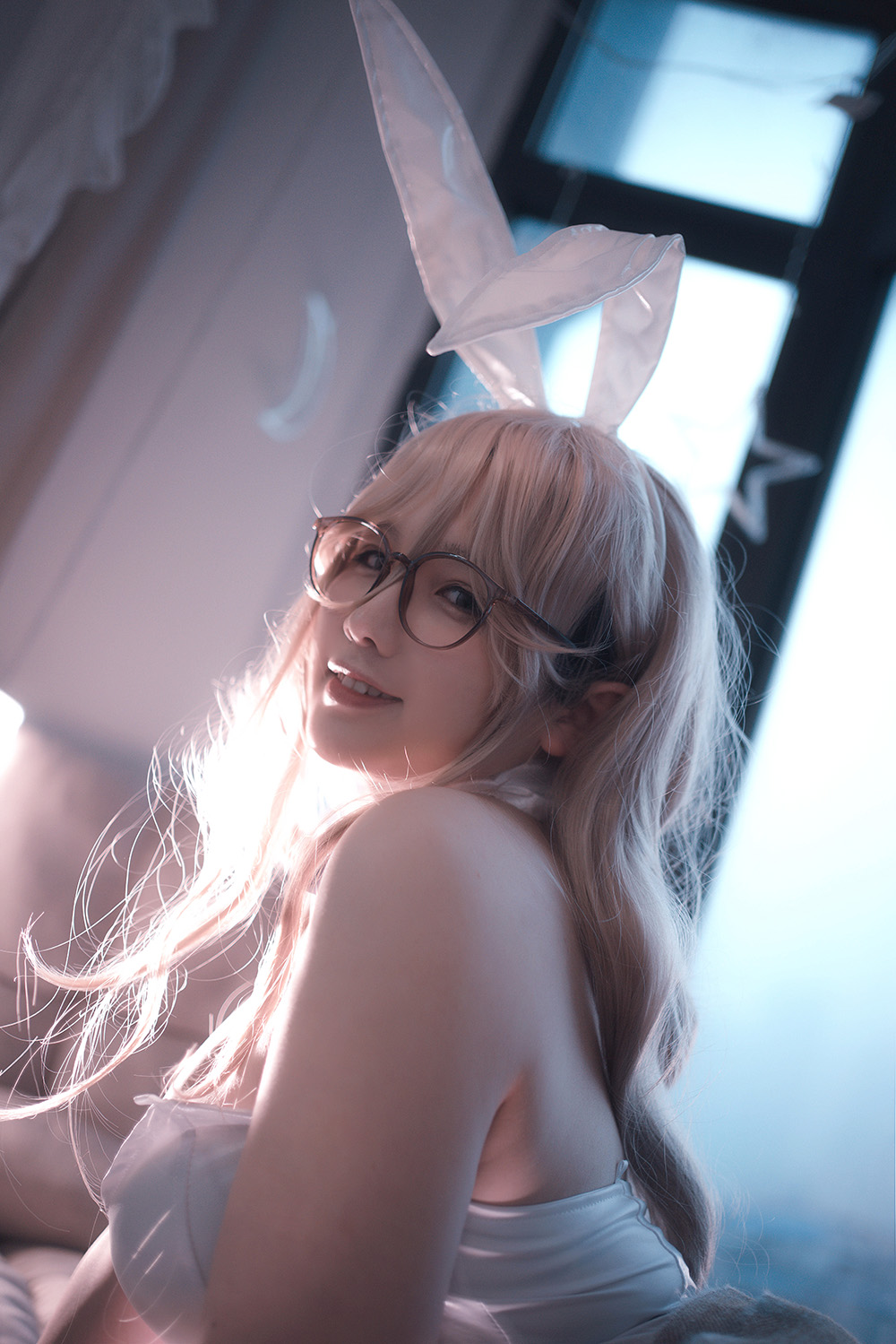 走进Coser阿半今天很开心的多彩世界：甜美笑容与精美创作的魅力之旅