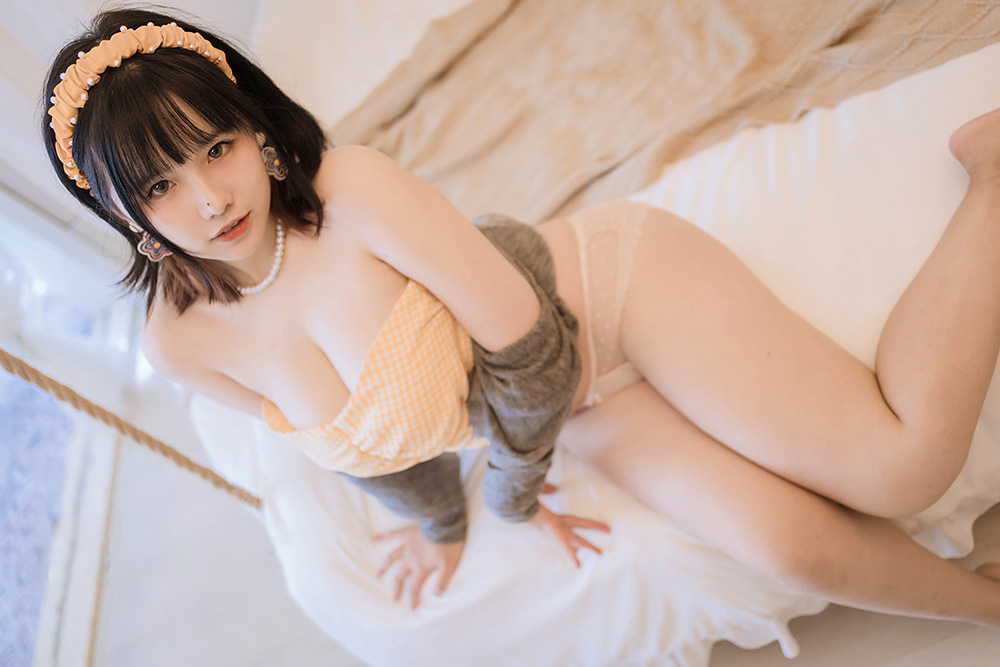 走进Coser阿半今天很开心的多彩世界：甜美笑容与精美创作的魅力之旅