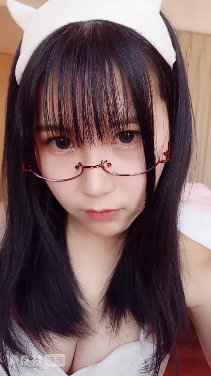 惊爆！这位眼镜娘 coser 凭什么火出圈？揭秘逐月 Su 的二次元逆袭之路
